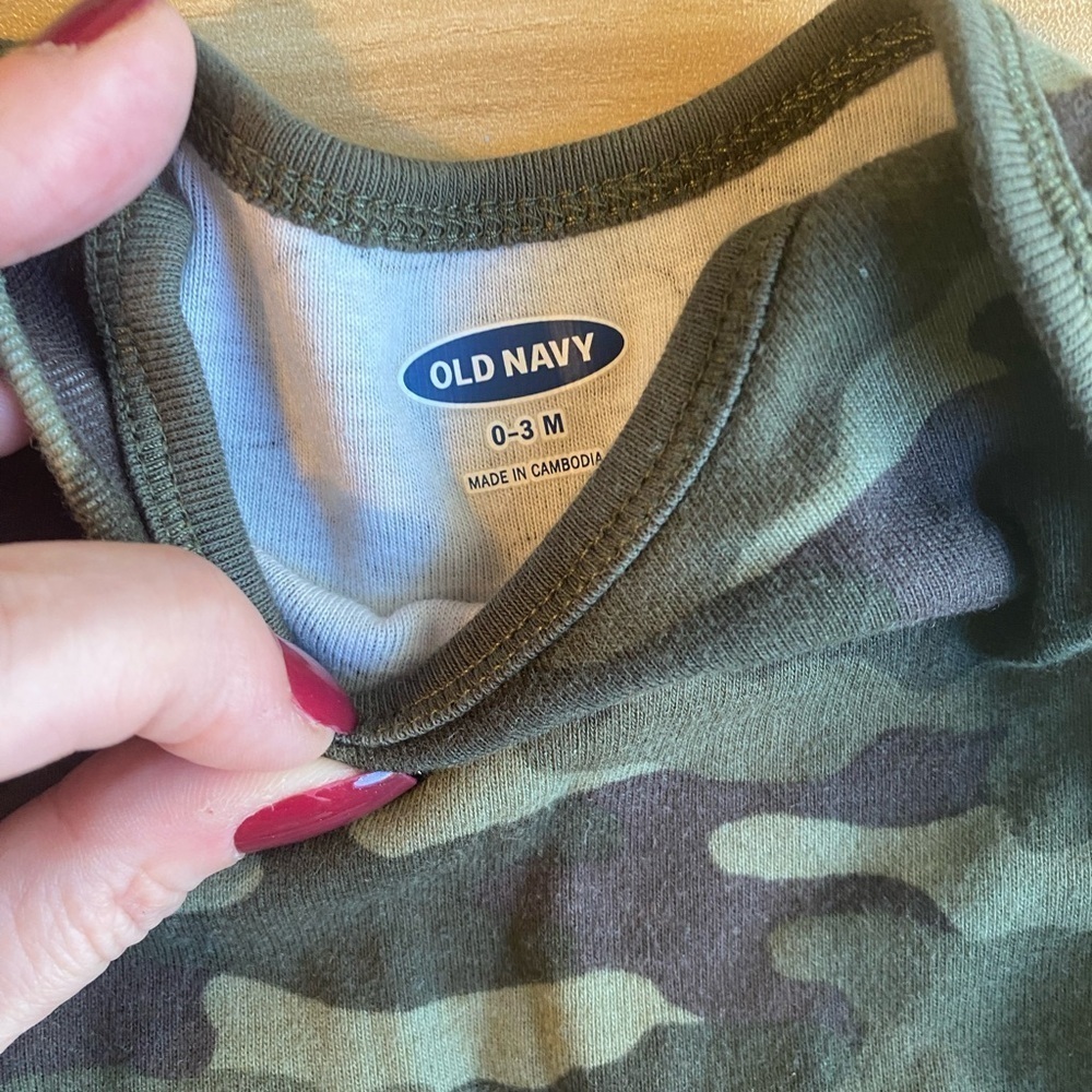 Set lot 2 old navy baby boy camo button shirt onsie sleeper camouflage 0-3m - Picture 3 of 3